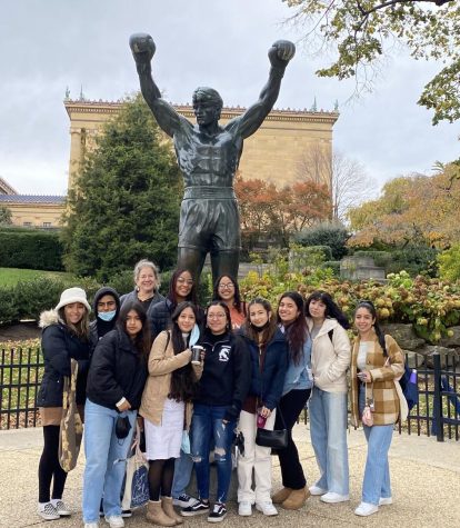 Journalism class poses with the iconic Rocky statue in Philadelphia.